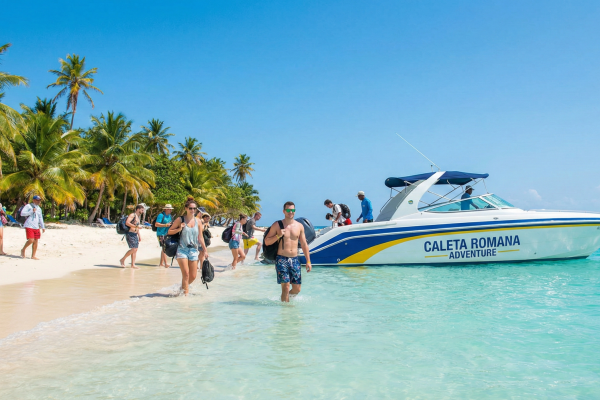 Catalina Island Full Day: Snorkel, Party & Dominican Flavor