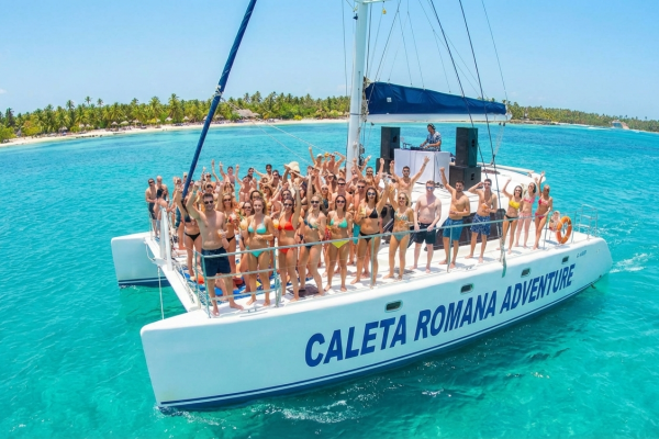 La Romana Party Boat: Catamaran Fiesta, Snorkel & Open Bar